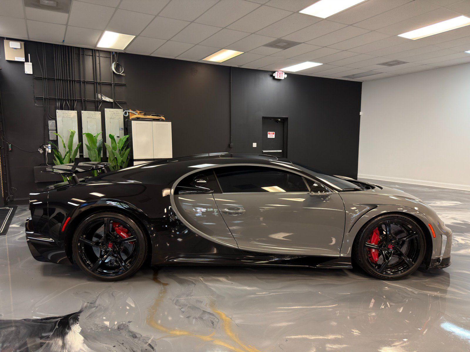 Used 2024 Bugatti Chiron Super Sport AWD/4WD image 10