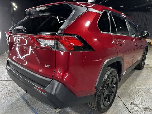 Used 2019 Toyota RAV4 LE FWD image 6