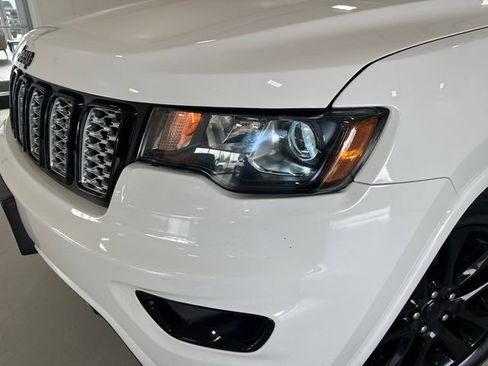 Used 2017 Jeep Grand Cherokee Altitude AWD/4WD image 9