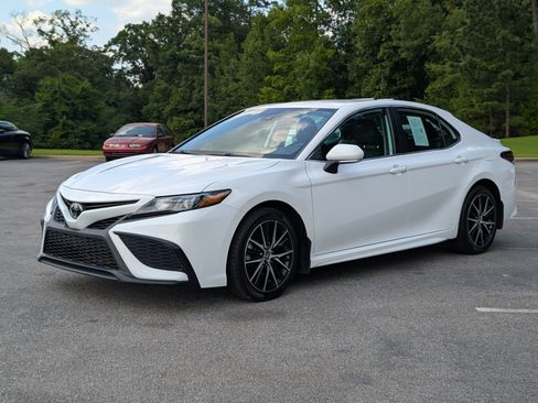 Used 2022 Toyota Camry SE FWD image 6
