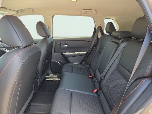 Used 2025 Nissan Rogue SV AWD/4WD image 10