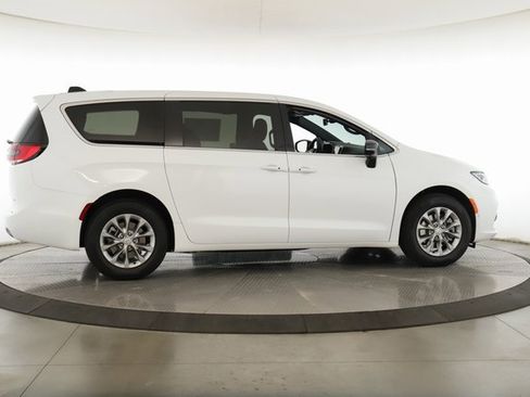 New 2026 Chrysler Pacifica Select image 6