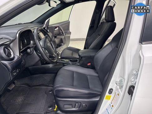 Used 2018 Toyota RAV4 SE image 12