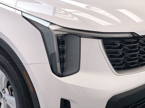 Certified 2025 Kia Sorento LX image 11