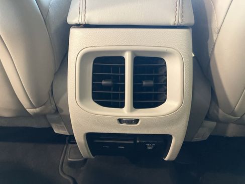 Used 2019 Jeep Cherokee Limited image 24