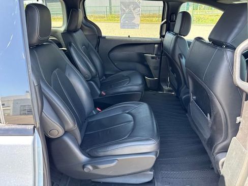 Used 2019 Chrysler Pacifica Touring-L w/ S Appearance Package FWD image 14