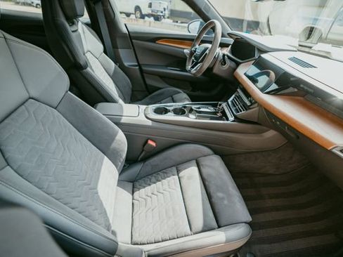 Used 2022 Audi e-tron GT Premium Plus image 21