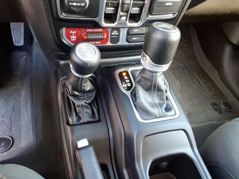 Used 2024 Jeep Gladiator Mojave w/ Convenience Group AWD/4WD image 28