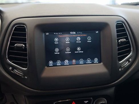 Used 2021 Jeep Compass Latitude image 32