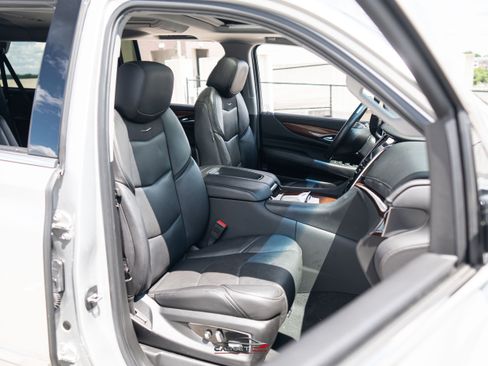 Used 2019 Cadillac Escalade ESV Premium Luxury AWD/4WD image 17