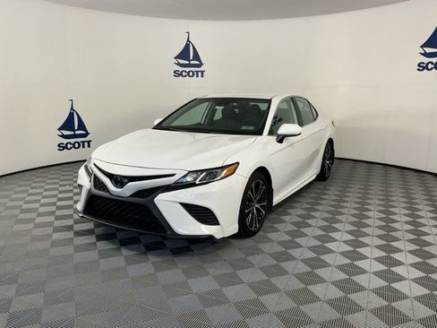 Used 2020 Toyota Camry SE FWD image 3
