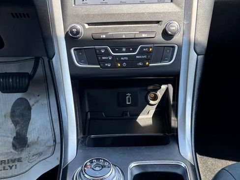 Used 2018 Ford Fusion SE w/ Fusion SE Technology Package FWD image 18