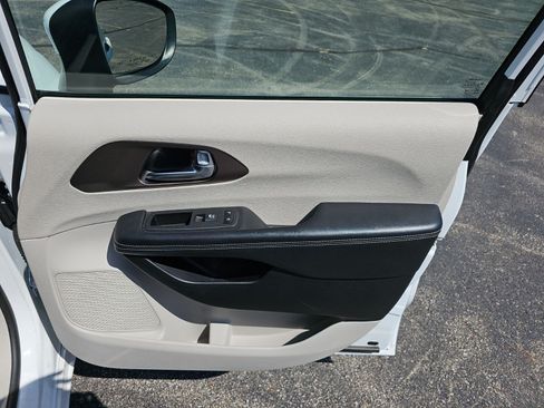 Used 2023 Chrysler Voyager LX FWD image 14