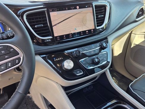 Used 2023 Chrysler Pacifica Limited image 15