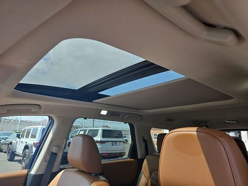 Used 2023 Nissan Pathfinder Platinum AWD/4WD image 15