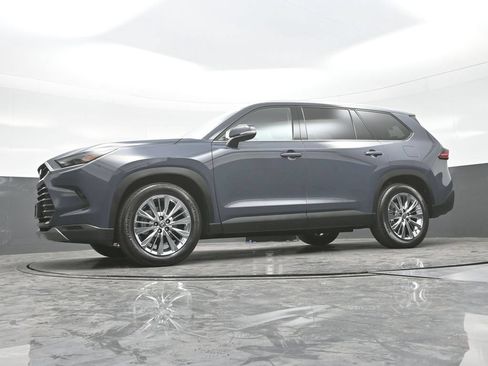 Used 2025 Toyota Grand Highlander AWD image 25