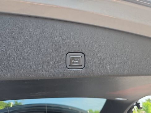 Used 2025 Cadillac XT6 Luxury AWD/4WD image 15