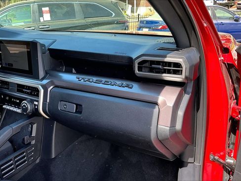 Certified 2025 Toyota Tacoma TRD Off-Road image 17