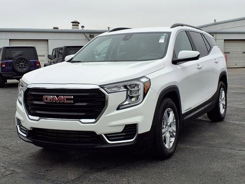 Used 2023 GMC Terrain SLE w/ Driver Convenience Package FWD image 2