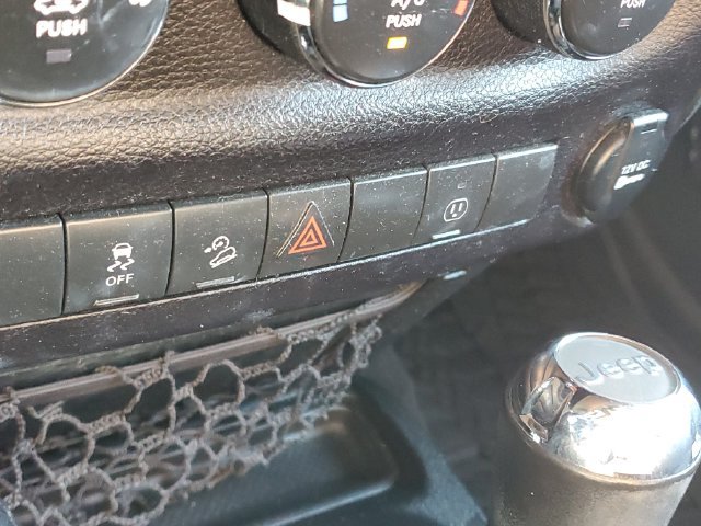 Used 2018 Jeep Wrangler Unlimited Sahara AWD/4WD image 26