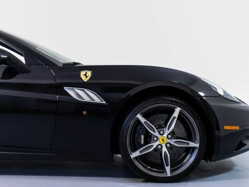 Used 2014 Ferrari California image 16
