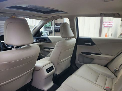 Used 2017 Honda Accord Touring image 32