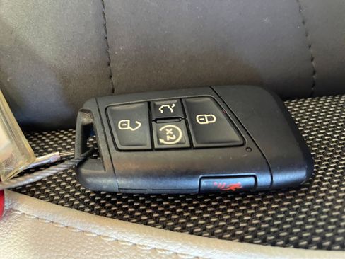 Used 2025 Volkswagen Taos SE image 32