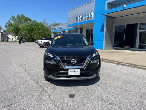 Used 2023 Nissan Rogue S image 2