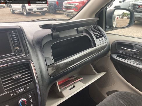 Used 2019 Dodge Grand Caravan SE FWD image 18