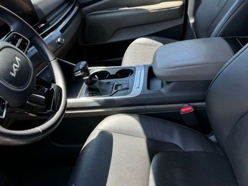 Used 2025 Kia Carnival FWD image 7