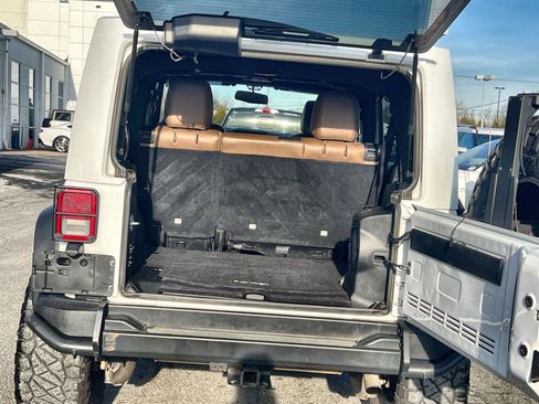 Used 2013 Jeep Wrangler Unlimited Sahara image 25