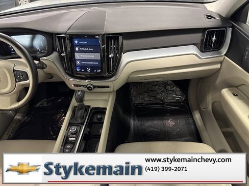 Used 2018 Volvo XC60 T6 Momentum w/ Convenience Package image 22