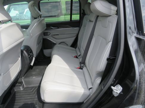 Used 2023 Jeep Grand Cherokee Overland w/ Adv Protech Group III image 8