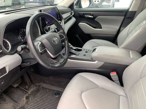Used 2023 Toyota Highlander XLE FWD image 11