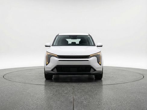 Used 2025 Kia K4 LXS image 2