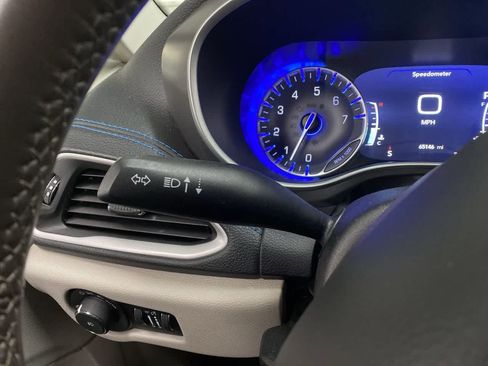 Used 2021 Chrysler Pacifica Touring-L FWD image 25