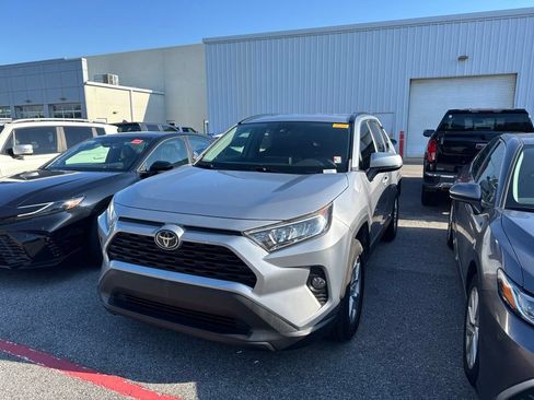 Used 2020 Toyota RAV4 XLE FWD image 1