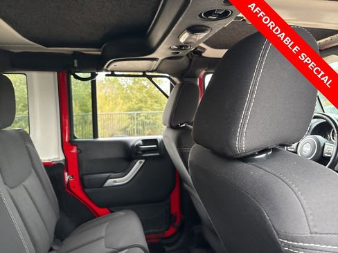 Used 2016 Jeep Wrangler Unlimited Rubicon w/ Connectivity Group image 11