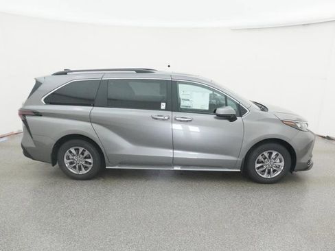 New 2026 Toyota Sienna XLE image 14