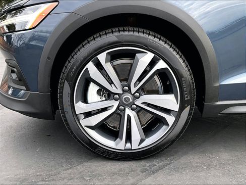 Used 2025 Volvo V60 B5 Cross Country Plus image 12