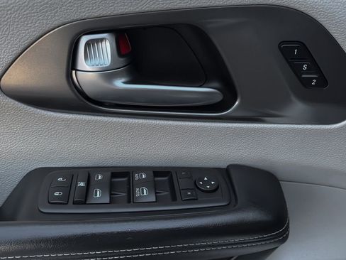 Used 2023 Chrysler Pacifica Touring-L image 26