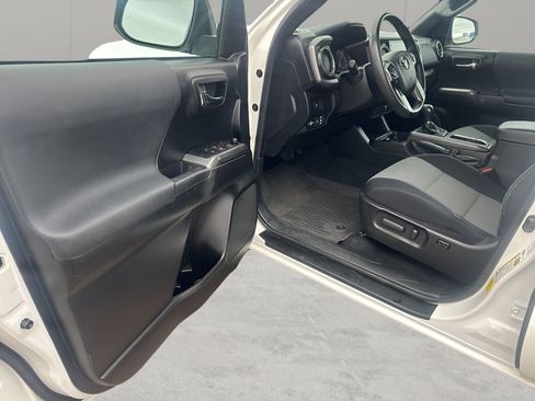 Used 2022 Toyota Tacoma TRD Sport w/ Technology Package image 10