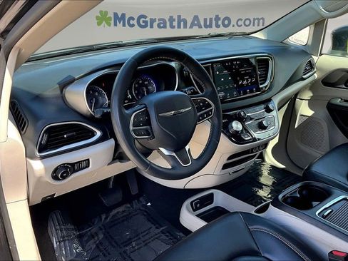 Used 2023 Chrysler Pacifica Touring-L FWD image 15