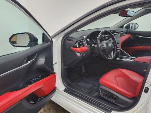 Used 2020 Toyota Camry XSE image 11