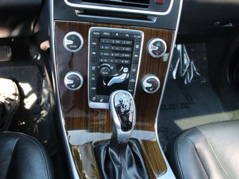 Used 2017 Volvo V60 T5 Premier w/ Convenience Package image 25