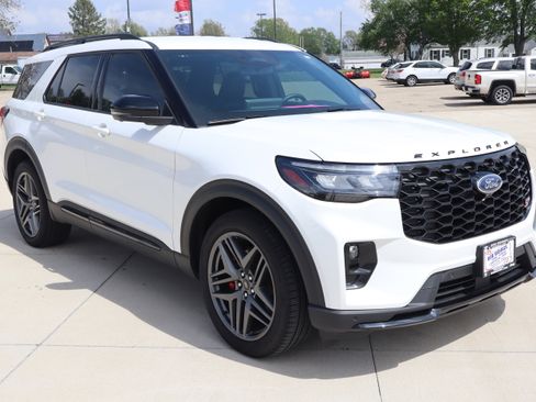 Used 2025 Ford Explorer ST AWD/4WD image 3