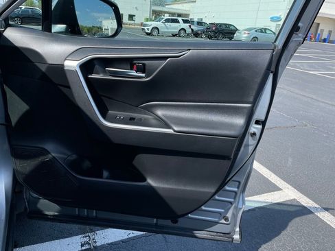 Used 2020 Toyota RAV4 XLE image 31
