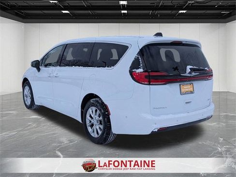 Used 2023 Chrysler Pacifica Touring-L image 3