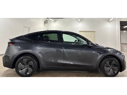 Used 2026 Tesla Model Y Long Range RWD image 10