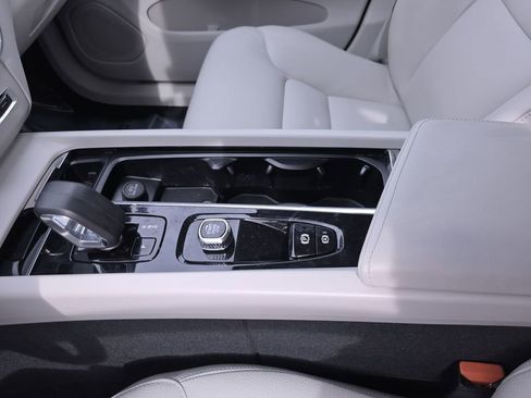 Used 2023 Volvo XC60 B5 Plus image 27